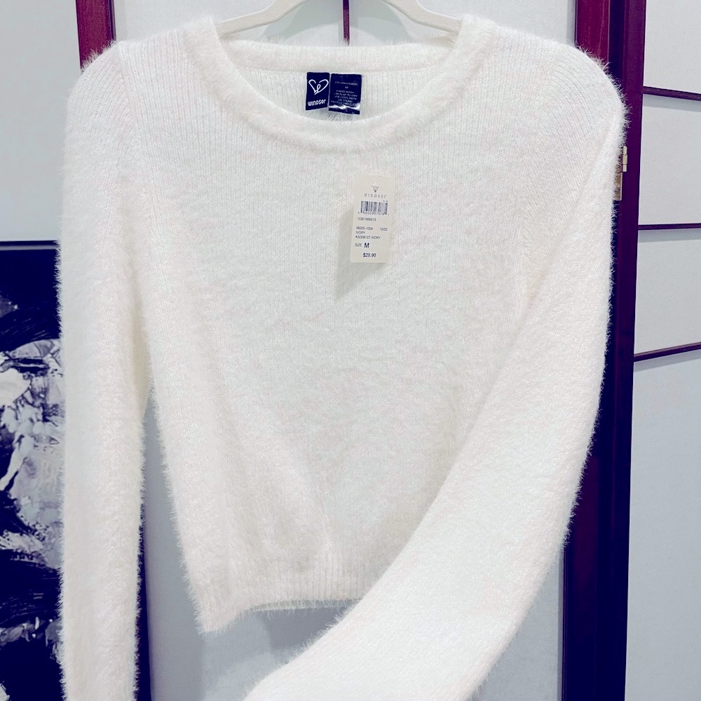 White Fuzzy Sweater 🦋 Windsor 🦋 Size Medium (Fits Like a Small) 🦋 So Cute